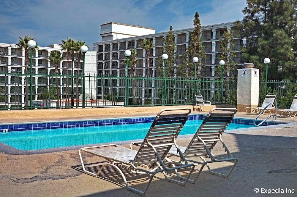 Anaheim Camelot Inn & Suites المظهر الخارجي الصورة