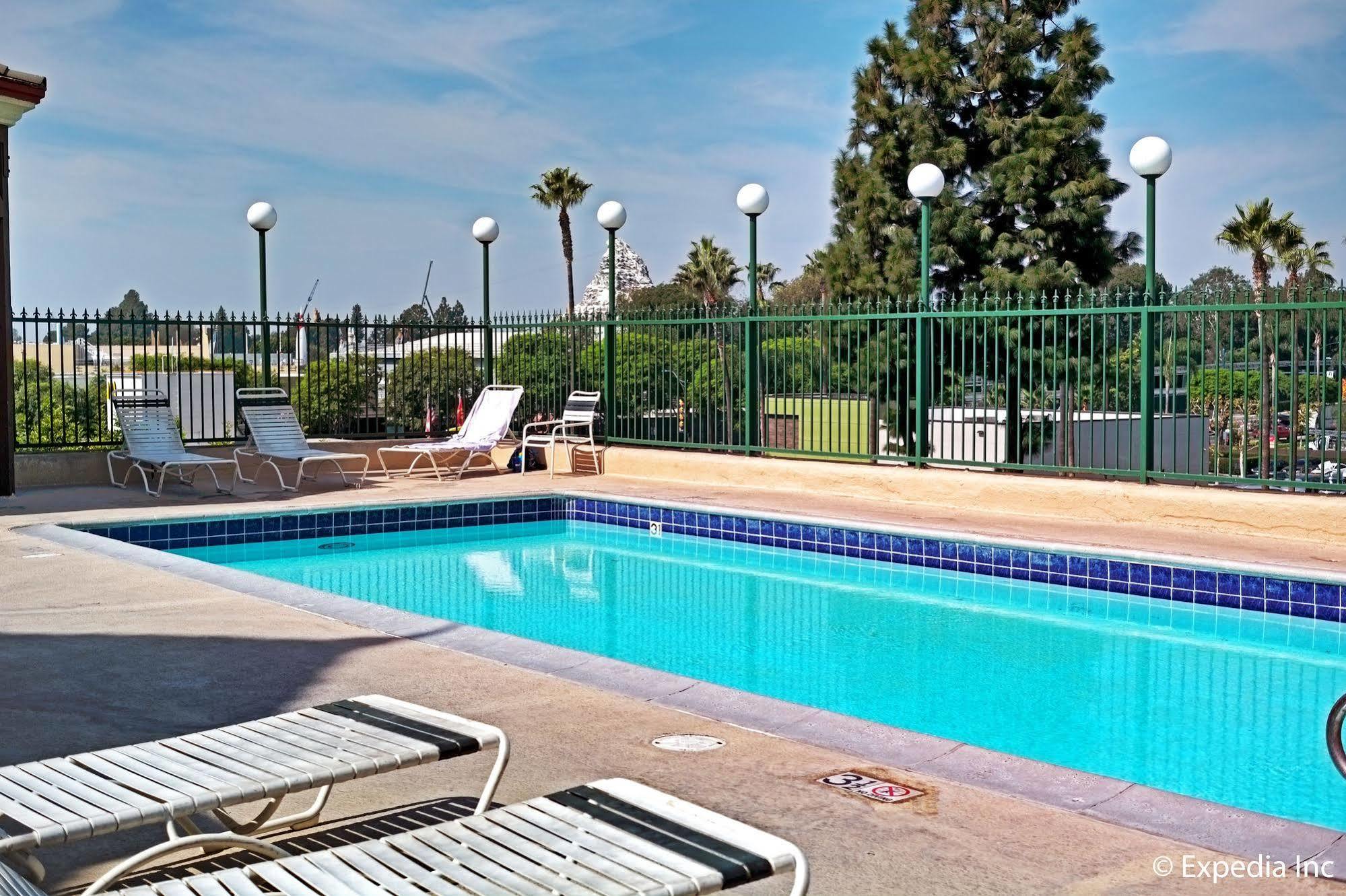 Anaheim Camelot Inn & Suites المظهر الخارجي الصورة